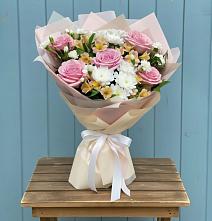 Букет цветов из:  Гвоздики, Орхидеи и Розы в Чанки