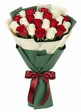 Букет Микс из красных и белых роз в Чанки