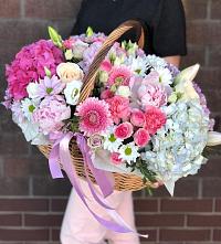 Композиция солнечный день в Чанки Цветочная композиция из Розы, Хризантемы, Пионы и Лизиантусы в корзине в Чанки
