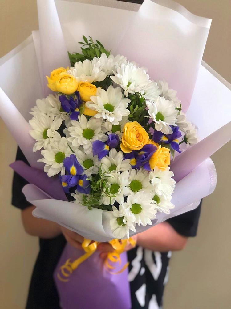 Букет цветов из: Ирисы, Хризантемы и Розы в Чанки