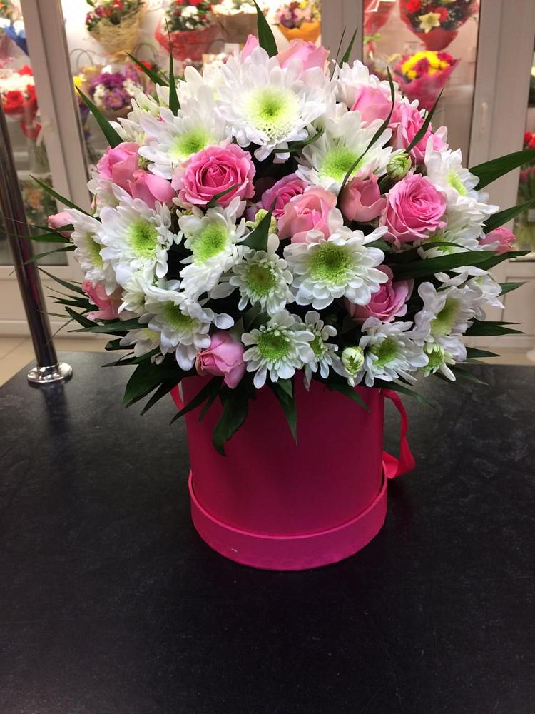 Цветочная композиция из Розы и Хризантемы в шляпной коробке в Чанки