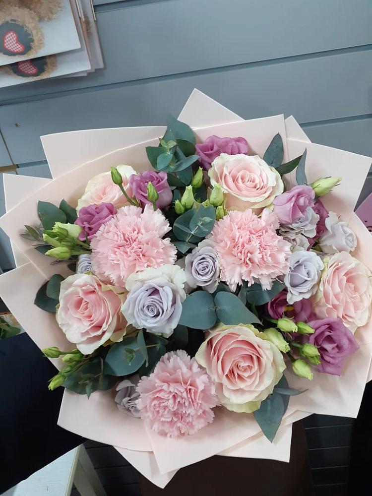 Букет цветов из: Розы, Гвоздики и Лизиантусы в Чанки