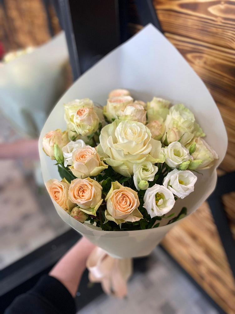 Букет цветов из: Розы и Лизиантусы в Чанки